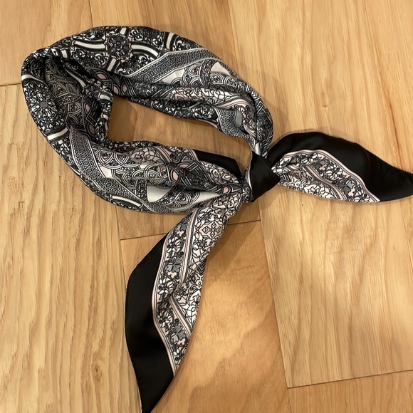 Silky scarf - Picture 2 of 2